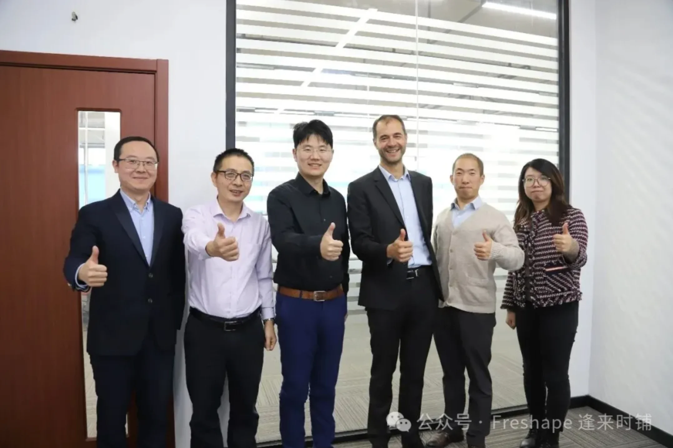 可持续材料创新 - Freshape与米其林聚合物CEO对话合影